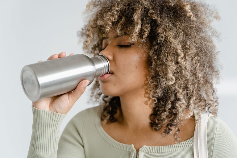 Formas fáciles de tomar más agua todos los días